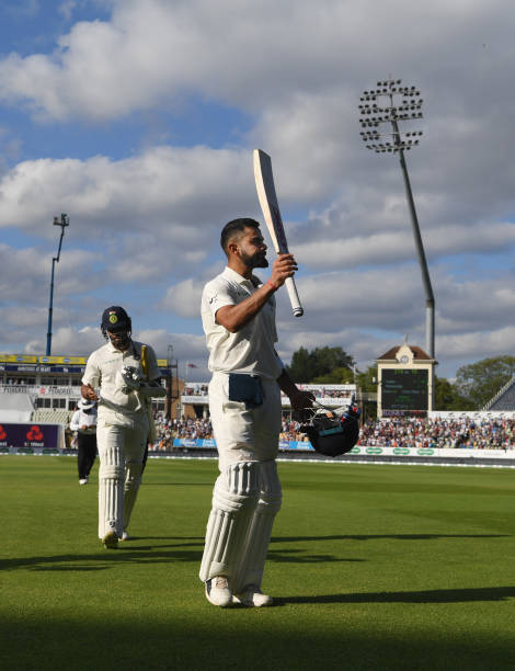Photo of Virat Kohli raising his bat to Test crowd in England after scoring 149.
